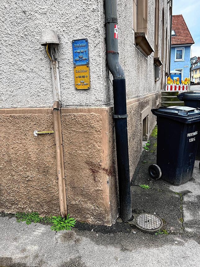 Deutlich sind noch die Überreste der Blutflecken an der Hauswand zu erkennen. Links auf dem Boden starb der Kater. Auch dort ist noch ...