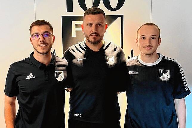Spielende Trainer: Lukas Bregler (links) und Justin Kraus (rechts) assistieren Cheftrainer Haki Sherifi beim FC Kandern II