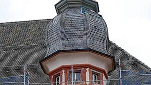 Das mit Schieferplatten eingedeckte Dach der Zwiebeltürme des Schlosses Bonndorf wird erneuert.  Foto: Stefan Limberger-Andris