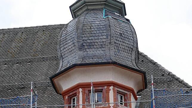 Das mit Schieferplatten eingedeckte Dach der Zwiebeltürme des Schlosses Bonndorf wird erneuert.  Foto: Stefan Limberger-Andris