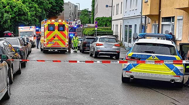Polizei und Rettungskräfte sind im Einsatz. In Passau ist ein Mann mit einem Wagen in eine Menschengruppe gefahren. Die Polizei schloss ...