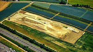 Auf dieser Fläche an der Autobahn 81 bei der Anschlussstelle Stockach-West haben die Vorbereitungen für den Abbau von Kies begonnen.