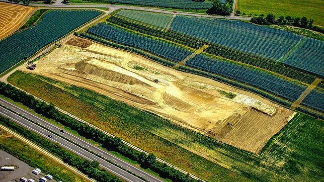 Auf dieser Fläche an der Autobahn 81 bei der Anschlussstelle Stockach-West haben die Vorbereitungen für den Abbau von Kies begonnen.
