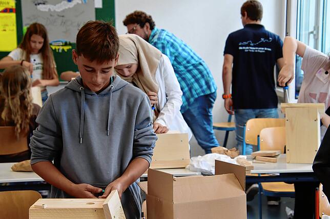 Janno Rombach und seine Mitschüler basteln am Ende des Projekttages noch Nistkästen für Vögel.