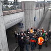 Am Bahnhof Laufenburg-Ost erklärt DB-Projektmanager Ronald Heil (in orangener Jacke links) dem Gemeinderat, welche baulichen Maßnahmen ...