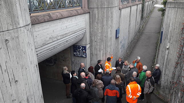 Am Bahnhof Laufenburg-Ost erklärt DB-Projektmanager Ronald Heil (in orangener Jacke links) dem Gemeinderat, welche baulichen Maßnahmen ...