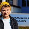 Theo Schenkel, Transmann und angehender Religions- und Französischlehrer, steht vor der Waldshuter Schule, an der er derzeit sein ...