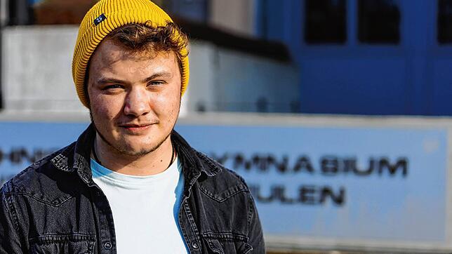 Theo Schenkel, Transmann und angehender Religions- und Französischlehrer, steht vor der Waldshuter Schule, an der er derzeit sein ...