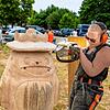 Geschickt: Mit der Motorsäge bearbeitet Claire Käppeler ihren Totoro.