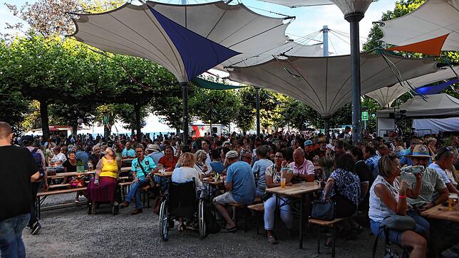 Bild 9: Konstanzer Seenachtfest 2022: Einheimische und Gäste feiern im Stadtgarten
