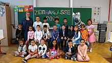 Die 1a Zebraklasse der Waldeck-Schule in Singen mit ihrer Klassenlehrerin Linda Ruetz bei ihrer Einschulungsfeier.