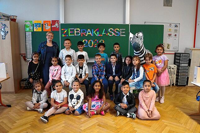 Die 1a Zebraklasse der Waldeck-Schule in Singen mit ihrer Klassenlehrerin Linda Ruetz bei ihrer Einschulungsfeier.