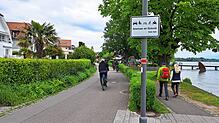 Die Schilder, die auf Rücksichtnahme hinweisen, scheinen nicht viel zu nutzen. Immer wieder kommt es auf den Radwegen am Bodensee zu ...