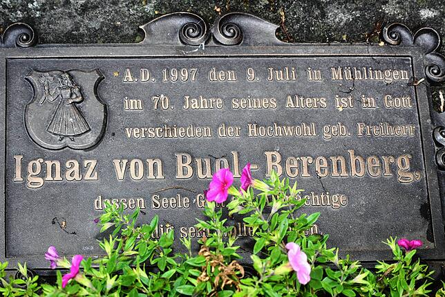 Die Familiengrabstätte derer zu Buol-Berenberg liegt direkt neben der Pfarrkirche in Mühlingen.