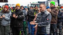 Jürgen Alber (vorn, rechts), Chef des gleichnamigen Meßkircher Holzbauunternehmens, solidarisiert sich mit den Anliegen der ...