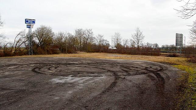 Möglicherweise können auf dem bisherigen großen Parkplatz der Diskothek Ritterhof in Heudorf Container für Flüchtlinge aufgestellt werden.