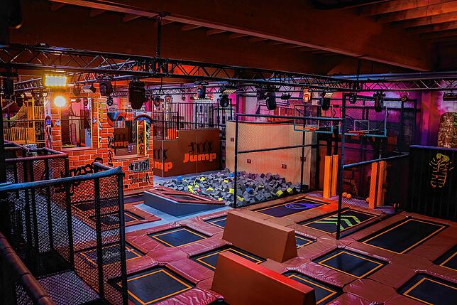 In der Jump World im Flipped Funpark können Kinder auf zahlreichen Trampolinen hüpfen und sich austoben.