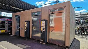 Die Sanitäranlage neben dem Bahnhofsgebäude in Singen ist laut Nutzern ständig schmutzig und defekt.