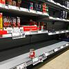 Auch in Waldshut-Tiengen stehen Kunden in Lebensmittelgeschäften zeitweise vor leeren Regalen, wie hier im Rewe-Markt in Waldshut. ...