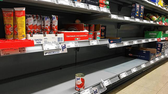 Auch in Waldshut-Tiengen stehen Kunden in Lebensmittelgeschäften zeitweise vor leeren Regalen, wie hier im Rewe-Markt in Waldshut. ...