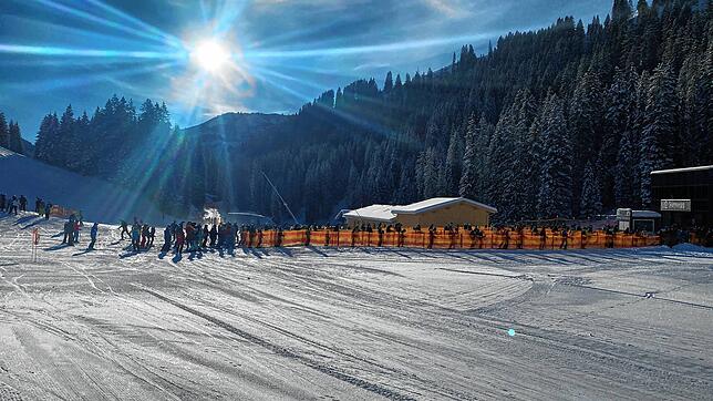 Strahlende Sonne und keine Massenaufläufe: Skifahrer stehen im Skigebiet Damüls an.