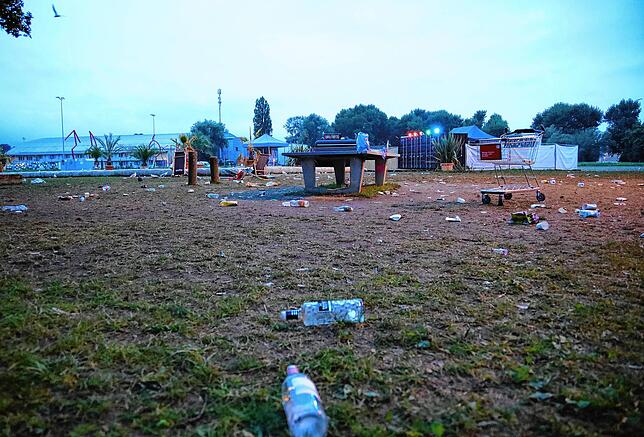 Bild 2: Müll und Dreck auf Klein Venedig: Am vergangenen Wochenende verließen Unbekannte den Konstanzer Ort ihrer Partys verwüstet und verdreckt