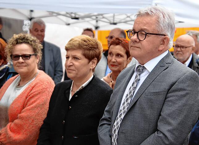 Politikprominenz auf Besuch: In der Mitte Ministerin Nicole Razavi, rechts der Landtagsabgeordnete und ehemalige Landtagspräsident Guido ...
