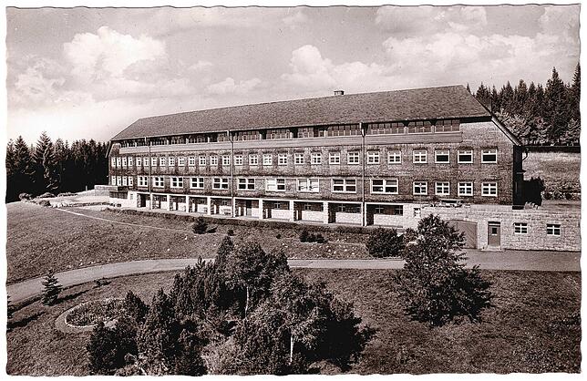 Das in seinen Ausmaßen kolossale Kinderkurheim „Schuppenhörnle“ in Feldberg-Falkau. Es wurde in der Nazi-Zeit 1937 im ...