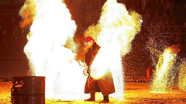 Da fliegen die Funken – und begeistern auch das Publikum. Spektakulär ist die Feuershow zum Finale des Showabends.