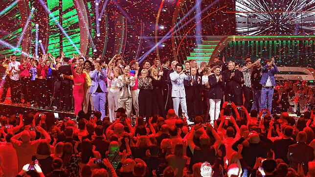 Die Stars im Konfettiregen kurz vor Mitternacht: Das Finale der Aufzeichnung von „Die Giovanni Zarrella Show“ mit mehr als 20 Größen aus ...