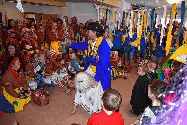 Bild 7: Fasnacht 2025: Bilder der Kindergarten- und Schülerbefreiung in Birkendorf