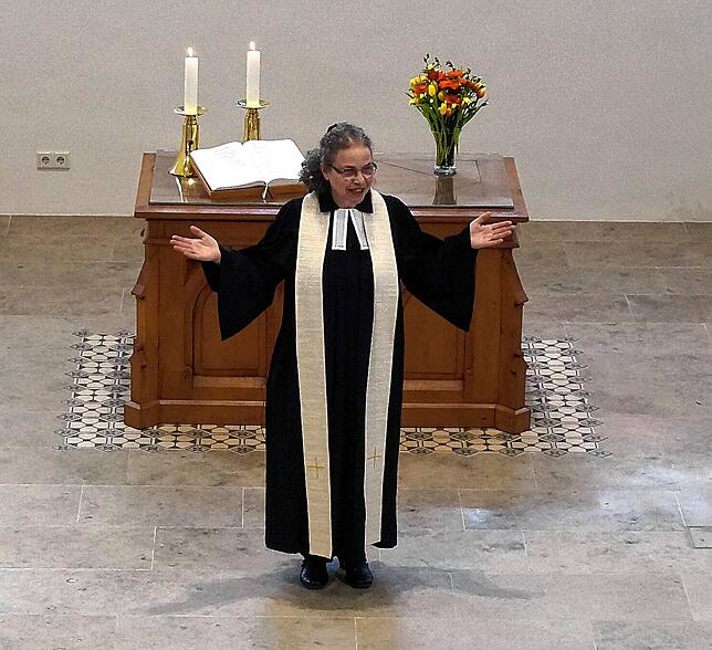 Pfarrerin Susanne Illgner beim Gottesdienst am Ostersonntag in der evangelischen Christuskirche Tiengen.