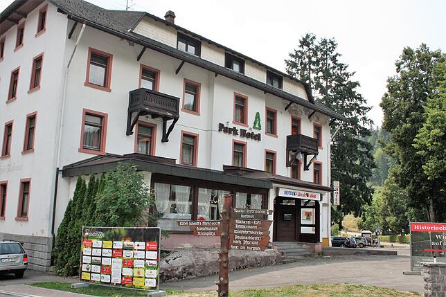 Das ehemalige Kurhaus heute: Ein schon seit einigen Jahren nicht mehr genutzter Hotelkomplex, der zwischenzeitlich im Besitz der ...