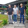 Vor der Clubgaststätte des SV Allensbach, dem neuen Grillhaus (von links): der neue Pächter Vladimir Miolcic, sein Schwiegersohn Ilya ...