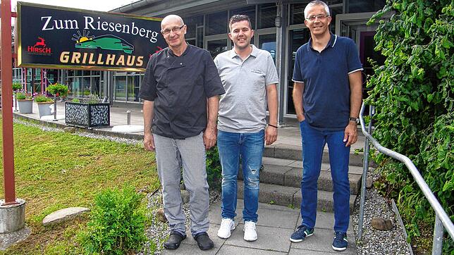 Vor der Clubgaststätte des SV Allensbach, dem neuen Grillhaus (von links): der neue Pächter Vladimir Miolcic, sein Schwiegersohn Ilya ...