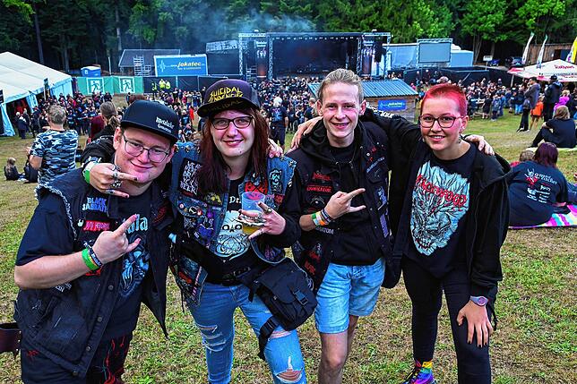 Kommen wegen guter Musik und tollen Menschen, die man hier trifft. Fabian Wissler (von links) aus Schonach, Saskia Link aus St. Georgen, ...