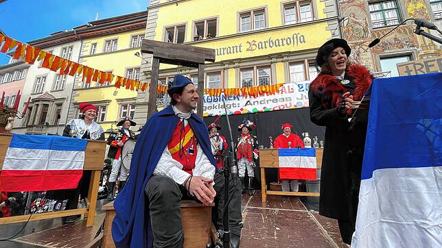 Bild 10: Schmotziger Dunschtig: Auf dem Obermarkt fällt das Jakobiner-Tribunal sein Urteil
