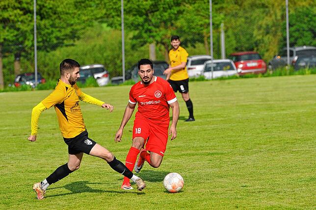 Beim Gastgeber sah es am Ball gut aus. Die Zuspiele fanden zumeist einen Abnehmer, wie hier Tobias Steri (in gelb) gegen Melih Emeksiz ...