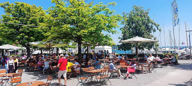 Der Biergarten der Hafenhalle am Konstanzer Hafen. Sogar die bayerische Fahne weht hier.
