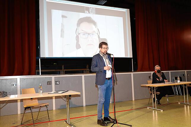 Beim Infoabend stellte Hans Ulrich per Videoschalte die Standorte vor.
