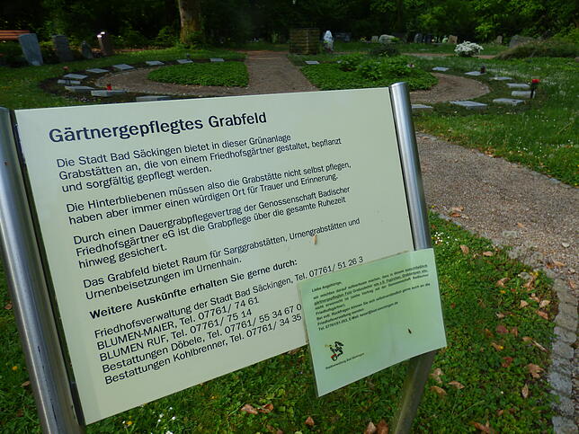 Jetzt weist ein Schild mit einem zusätzlichen Zettel der Friedhofsverwaltung Bad Säckingen auf das Grabschmuckverbot hin. Im Hintergrund ...