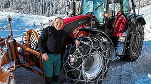 Zweimal um die Welt mit seinem Schneepflug ist Manfred Kiefer im Winterdienst im Zeller Bergland gefahren. Bild: Georg Ganter