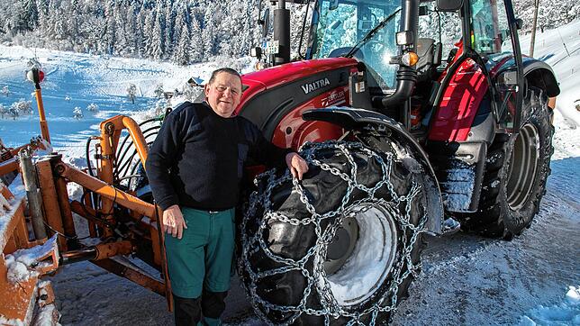 Zweimal um die Welt mit seinem Schneepflug ist Manfred Kiefer im Winterdienst im Zeller Bergland gefahren. Bild: Georg Ganter