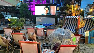 So wird Sommerkino auch im einsetzenden Regen zum Wohlfühlerlebnis: Die Besucher beim Schwenninger Stadtstrand sind gut ausgerüstet und ...