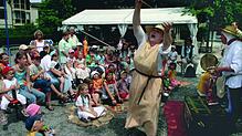 Mit Akrobatik und Jonglage begeistern Artisten beim Donaueschinger Gregorifest die Kinder. Bild: Archiv
