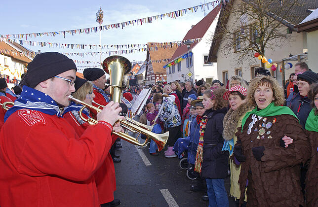 Ausgelassene Stimmung: Beim Narrentreffen feiern 2006 in Pfohren tausende Hästräger und tausende Besucher.