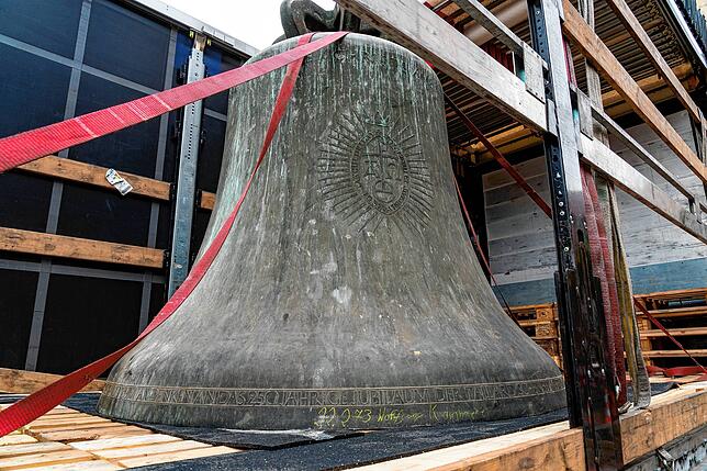 Bild 29: Eine spektakuläre Aktion: Die Münsterglocke wird in einer millimetergenauen Präzisionsarbeit aus dem Turm gehievt, zahlreiche Besucher schauen zu