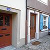 Im Schweizer Laufenburg laufen die Hausnummern in der Altstadt der Reihe nach durch und erinnern so an Zeiten, als Straßennamen noch ...