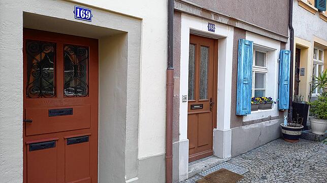 Im Schweizer Laufenburg laufen die Hausnummern in der Altstadt der Reihe nach durch und erinnern so an Zeiten, als Straßennamen noch ...