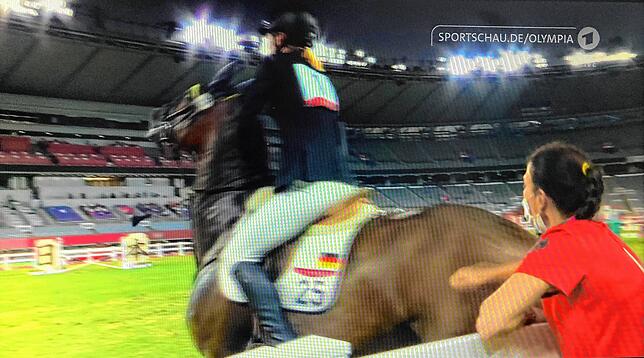 SCREENSHOT 07.08.2021, Japan, Tokio: Fünfkampf-Bundestrainerin Kim Raisner (r) wurde vom Rest der Olympischen Spiele ausgeschlossen. ...